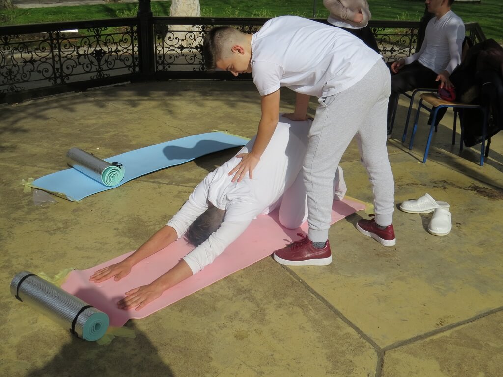 Učenik smjera fizioterapeutski tehničar demonstrira vježbu za leđa i kralježnicu.