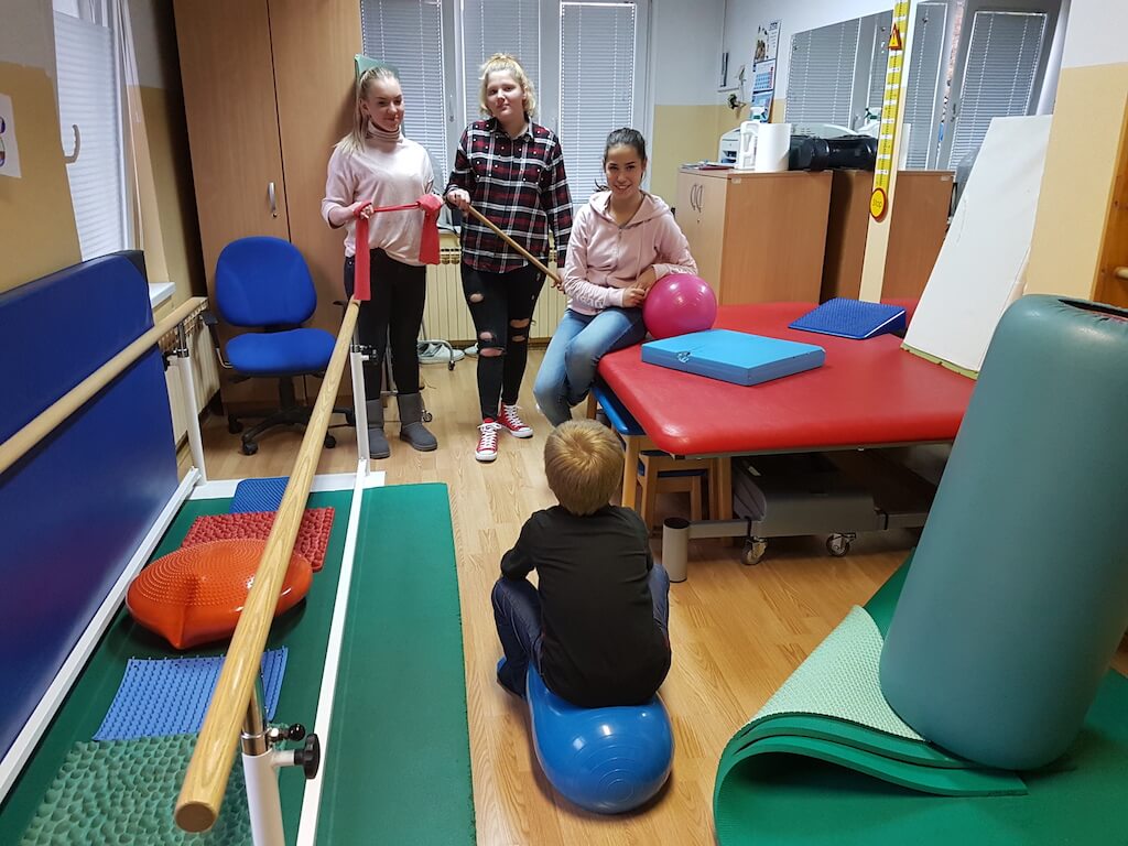 Učenice smjera fizioterapeutski tehničar u posjeti Specijalnoj bolnici za zaštitu djece s neurorazvojnim i motoričkim smetnjama - Goljak.